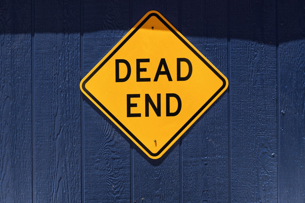 A safety sign reading “dead end.”
